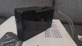 Cámara Panasonic DC-TZ90 con accesorios