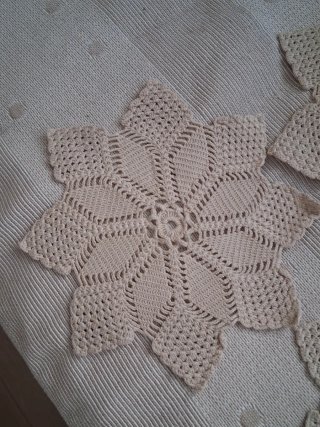 Set di tre tappeti all'uncinetto in cotone beige vintage