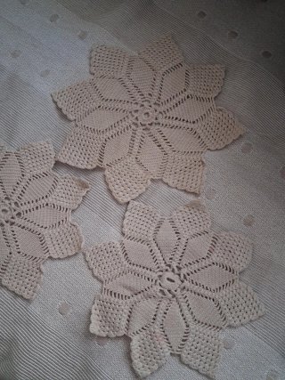 Set di tre tappeti all'uncinetto in cotone beige vintage