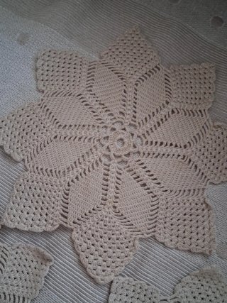 Set di tre tappeti all'uncinetto in cotone beige vintage