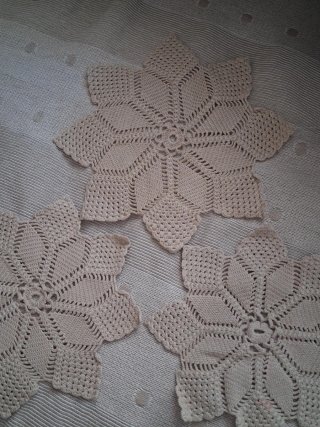Set di tre tappeti all'uncinetto in cotone beige vintage