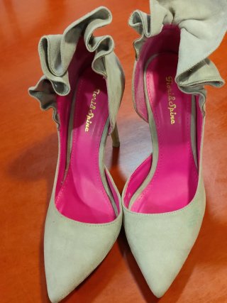 Zapatos de tacón beige con volantes