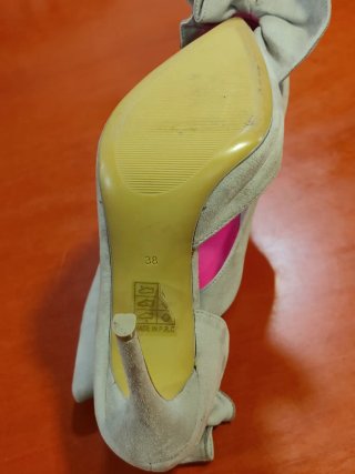 Zapatos de tacón beige con volantes