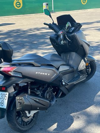 Maxi Scooter Wottan Negra y Gris