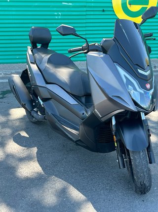 Maxi Scooter Wottan Negra y Gris