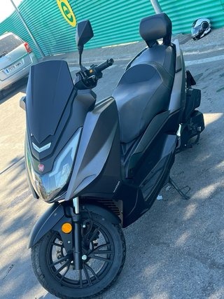 Maxi Scooter Wottan Negra y Gris