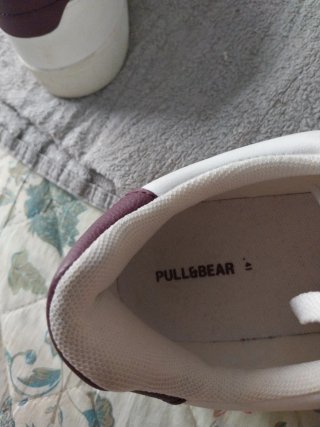 Zapatillas blancas y granates.