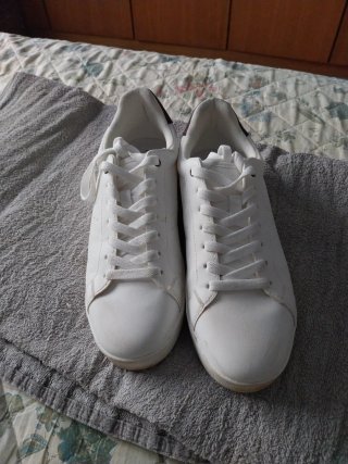 Zapatillas blancas y granates.