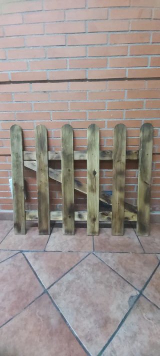 Puerta de jardín de madera.