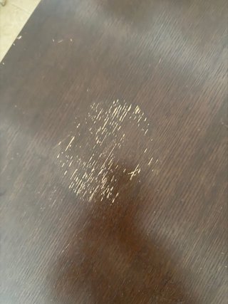 Mesa baja de madera oscura