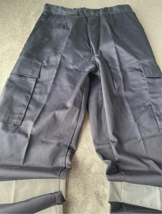 Pantaloni da lavoro blu con riflettenti