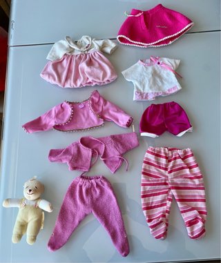 Lote Muñeca Bebé con Ropa y Accesorios