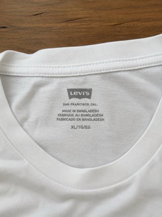 Camiseta Levi’s blanca con logo rojo -Chica