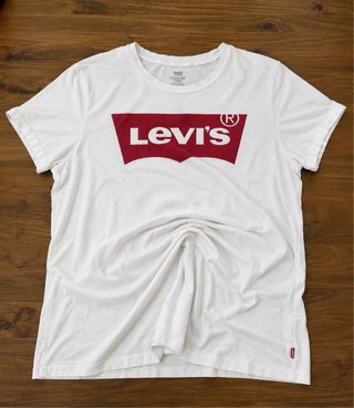 Camiseta Levi’s blanca con logo rojo -Chica