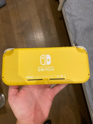 Nintendo Switch Lite Amarilla + Funda y Cargador
