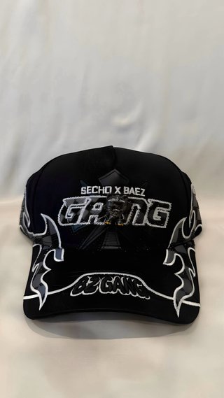 Gorra negra con diseño de cruces