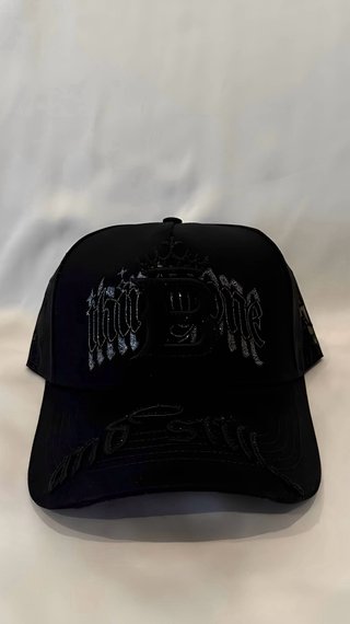 Gorra negra con diseño de cruces