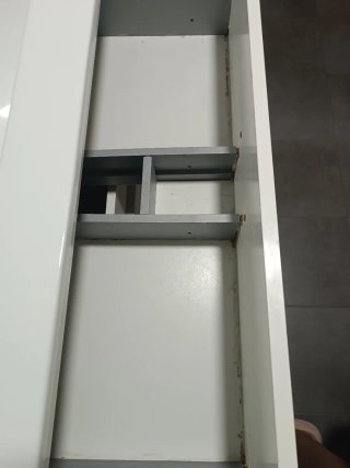 Mueble de baño blanco con cajones