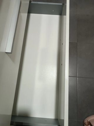 Mueble de baño blanco con cajones