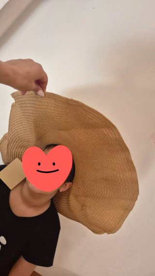 Cappello di paglia beige con tesa larga