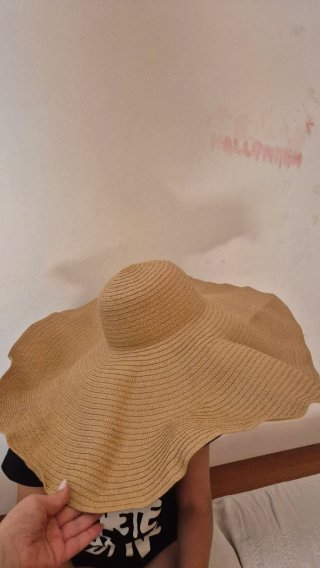 Cappello di paglia beige con tesa larga