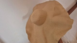 Cappello di paglia beige con tesa larga