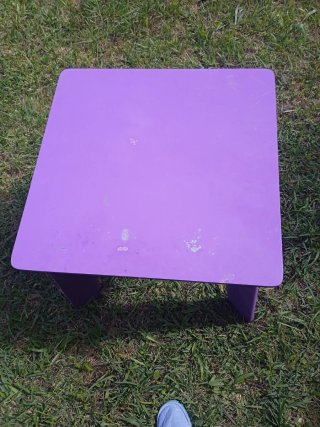 Mesa infantil morada para actividades