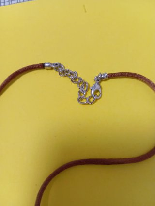Collar con colgante de piedras naranjas
