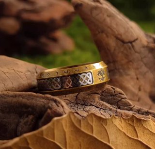 Anillo Vikingo Dorado con Runas y Árbol de la Vida