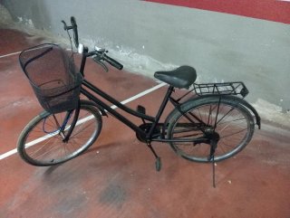 Bicicleta urbana negra con cesta