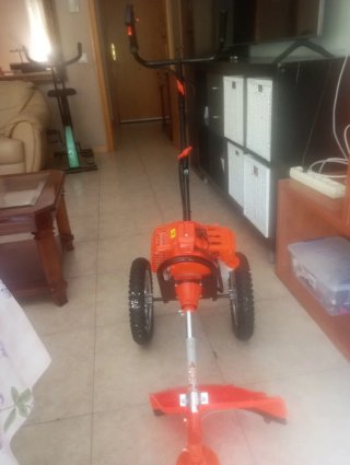 Desbrozadora con ruedas naranja