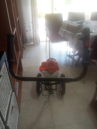 Desbrozadora con ruedas naranja