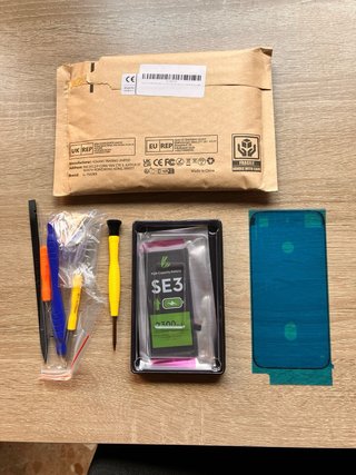 iPhone SE 2022 Rojo 64GB + bateria nueva.