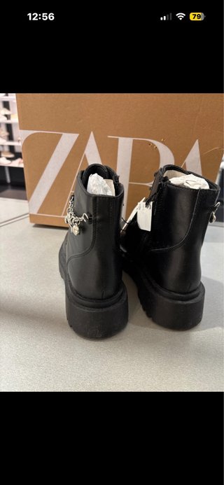 Botas Zara cordones con charms Talla 40