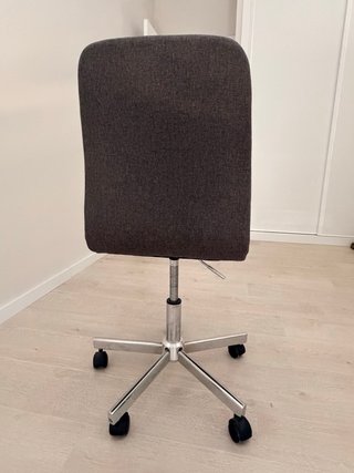Silla de oficina gris con ruedas