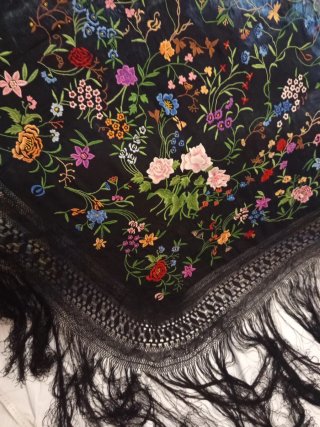 Mantón de Manila Seda Bordado  muy grande