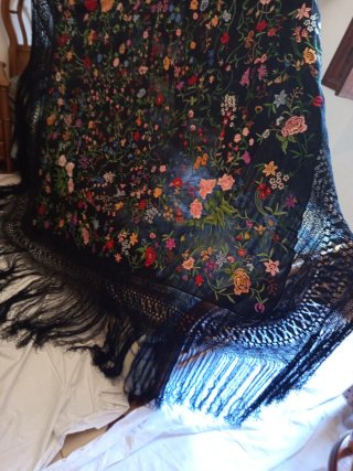 Mantón de Manila Seda Bordado  muy grande