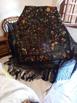 Mantón de Manila Seda Bordado  muy grande