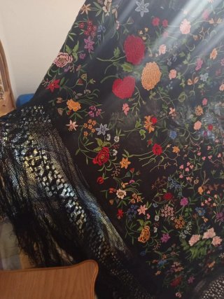 Mantón de Manila Seda Bordado  muy grande