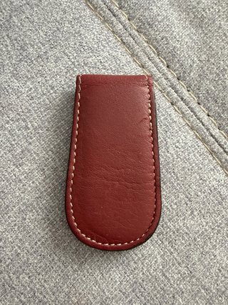 Pinza billetera de cuero roja