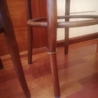 Coppia di sedie in legno con seggiolino a rete stile Thonet-Vinta