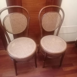 Coppia di sedie in legno con seggiolino a rete stile Thonet-Vinta