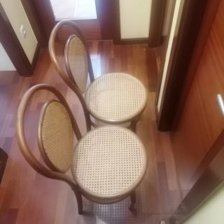 Coppia di sedie in legno con seggiolino a rete stile Thonet-Vinta
