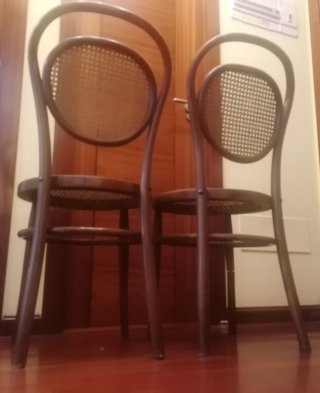 Coppia di sedie in legno con seggiolino a rete stile Thonet-Vinta