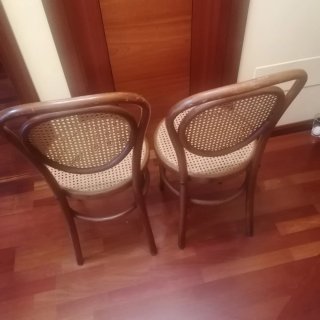 Coppia di sedie in legno con seggiolino a rete stile Thonet-Vinta