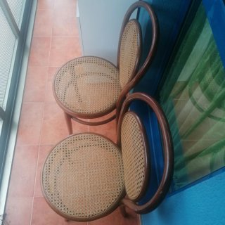 Coppia di sedie in legno con seggiolino a rete stile Thonet-Vinta