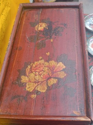 Caja de madera antigua pintada