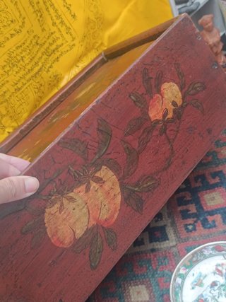 Caja de madera antigua pintada