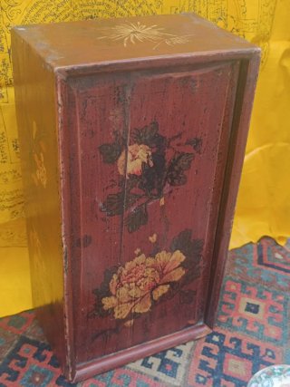 Caja de madera antigua pintada