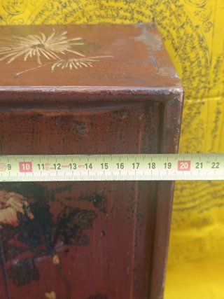 Caja de madera antigua pintada